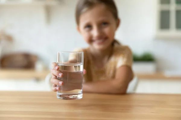 閉じますアップぼやけた肖像画の小さな女の子提案飲料水 — ストック写真