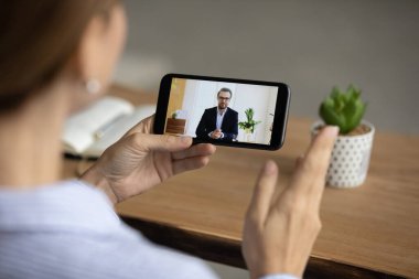 İş adamları cep telefonlarından video konuşmaları yapıyorlar