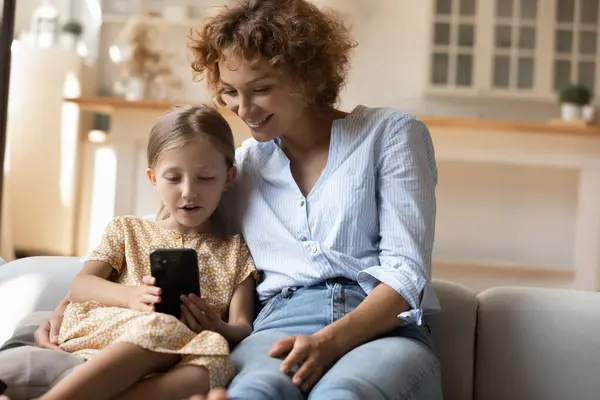 Bambino adottato godere di trascorrere del tempo con la mamma adottiva utilizzando il telefono — Foto Stock