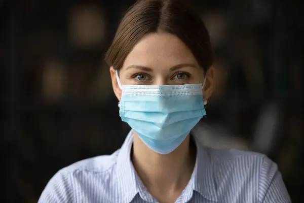 Headshot portrait of employee in facemask from covid-19 — Stock Photo, Image