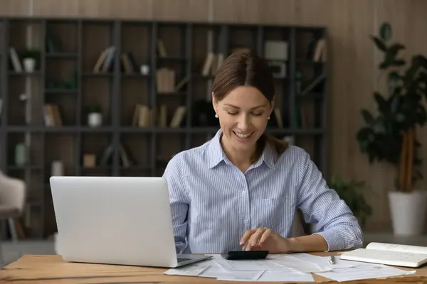 Lycklig kvinna betalar räkningar på datorn online — Stockfoto