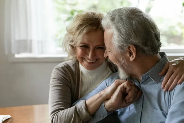 Feliz pareja de ancianos riendo y abrazándose, expresando amor —  Fotos de Stock