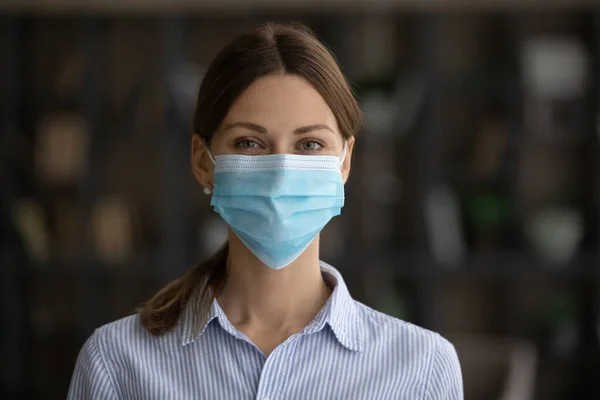 Foto profilo della donna caucasica in maschera facciale da coronavirus — Foto Stock