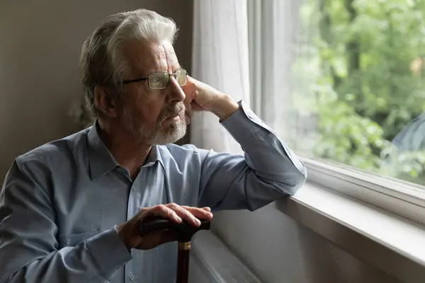 Pensive senior lat 70-tych mężczyzna w okularach — Zdjęcie stockowe