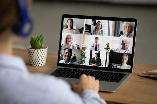 Mulher tem equipe de webcam reunião online no computador — Fotografia de Stock