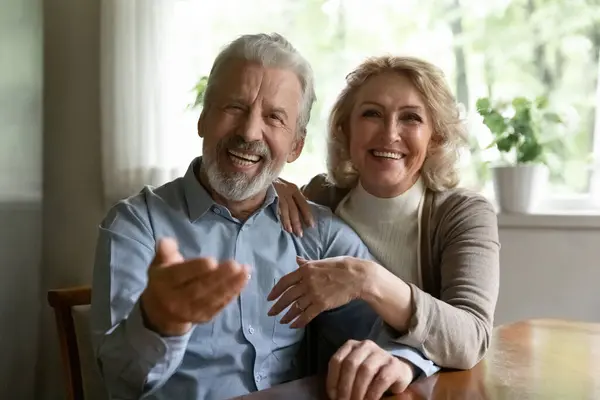 Ritratto di coppia di famiglia di mezza età che parla e ride — Foto Stock
