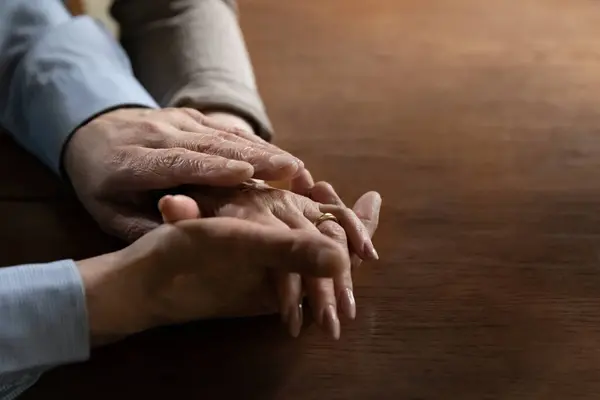 Senior reif mann holding hand von loved middle aged ehefrau — Stockfoto