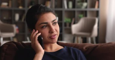 Genç gülen Hintli etnik kadın inanılmaz haberler duyuyor..