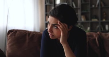 Dalgın mutsuz genç Hintli etnik kadın mesafeyi arıyor..