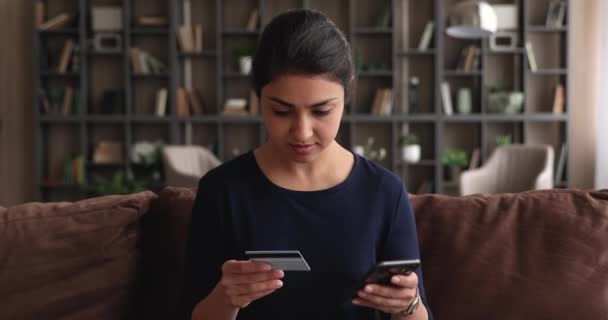 Unzufriedene indische Millennial Ethnicity Frau unzufrieden mit E-Banking-Service. — Stockvideo