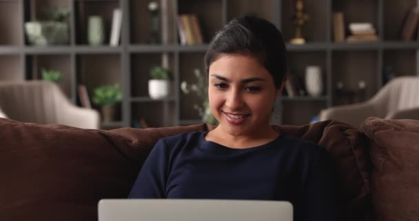 Feliz indiana mestiça mulher usando computador. — Vídeo de Stock