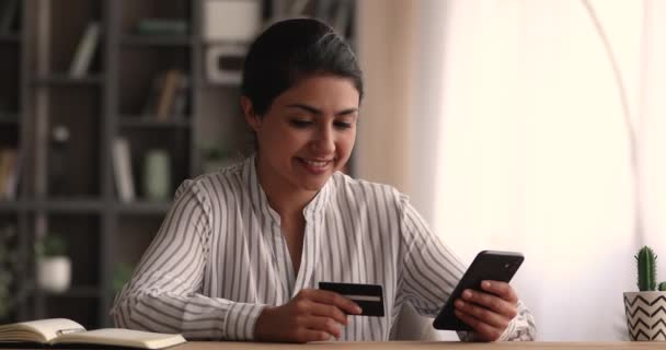 幸せな千年紀のインドの民族の女性オンラインショッピング. — ストック動画