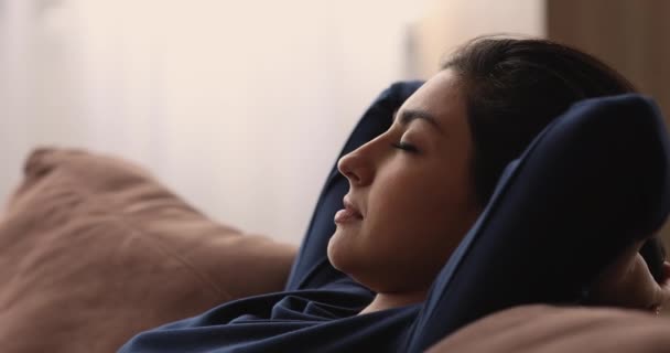 Fiatal indiai vegyes fajú nő álmodozik kanapén. — Stock videók