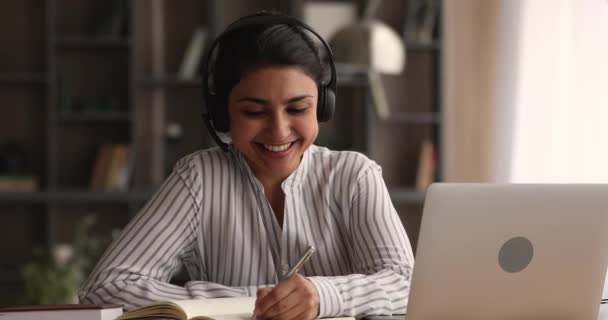 Sonriente joven india etnia mujer celebración de vídeo llamada conversación. — Vídeos de Stock