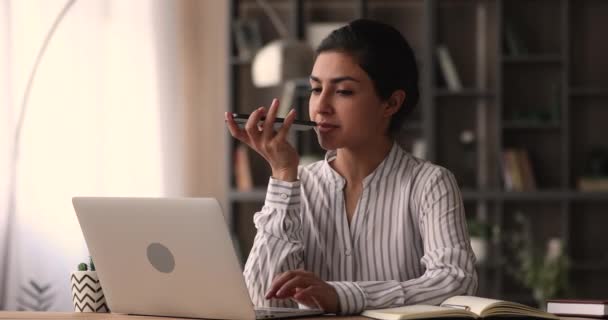 Молодая индийская бизнес-леди диктует аудиосообщение. — стоковое видео