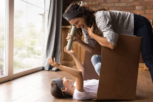 Alegre joven madre jugar con la pequeña hija —  Fotos de Stock