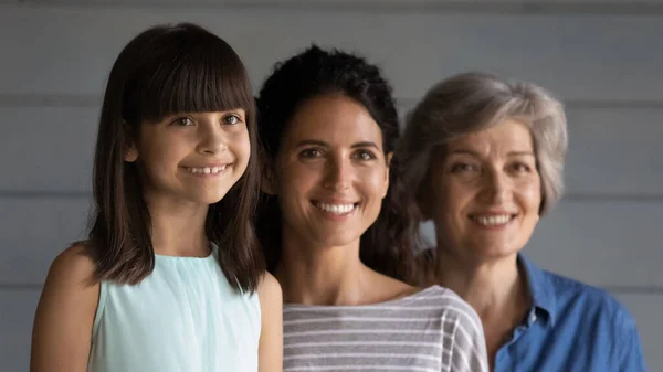 Sorrindo três gerações de mulheres hispânicas juntas — Fotografia de Stock