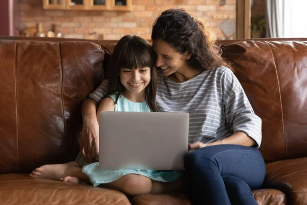 Mutlu İspanyol anne ve küçük kızı dizüstü bilgisayar kullanıyor. — Stok fotoğraf