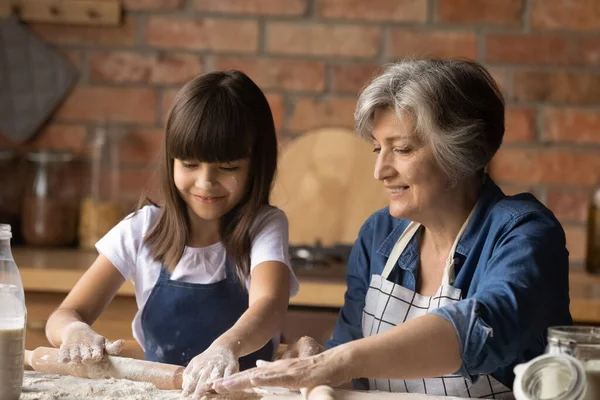 Senior nonna e nipotina cucinare insieme — Foto Stock