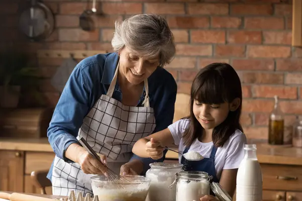 Glad äldre mormor och små barnbarn baka hemma — Stockfoto