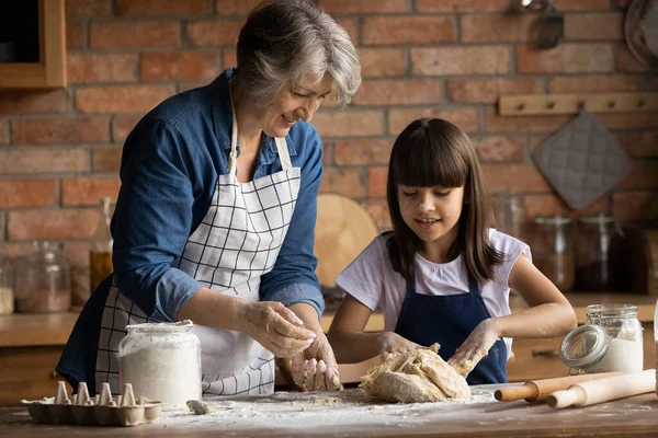 Felice nonna e nipote cottura a casa cucina — Foto Stock