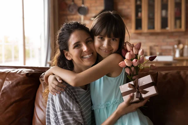 Retrato de feliz mãe latina e filha abraçando — Fotografia de Stock