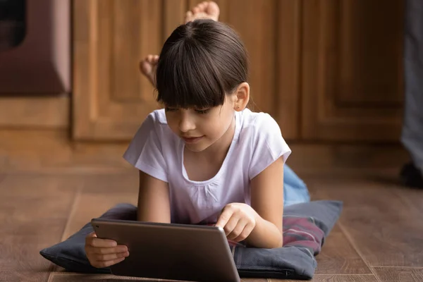 Small Latino girl use modern tablet gadget — Stock Photo, Image