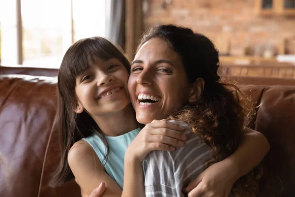 Porträt einer glücklichen hispanischen Mutter und Tochter, die sich umarmen — Stockfoto
