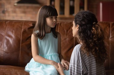 Sevgi dolu anne, üzgün küçük kızıyla barış yapar.