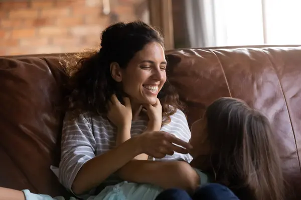 Loving latino veel plezier spelen met kleine dochter — Stockfoto