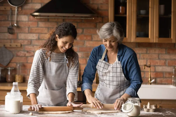 Sorridente latino mamma e figlia cuocere in cucina — Foto Stock