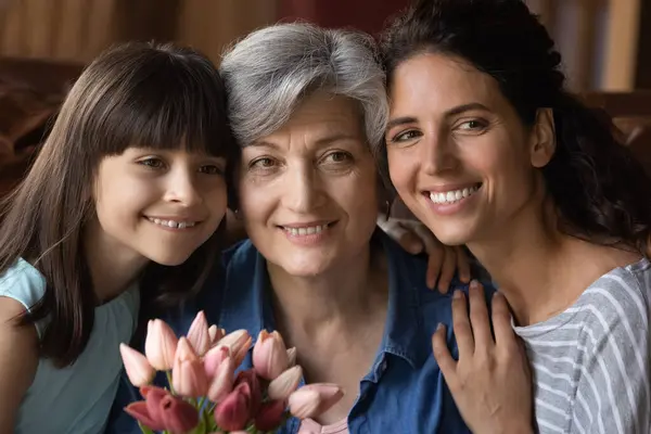 Portrait de trois générations heureuses de femmes posant — Photo