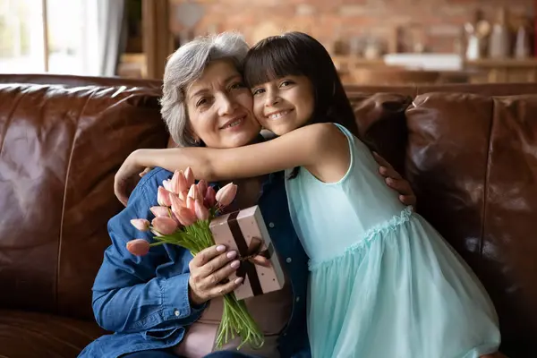 Portrait de petite fille heureuse féliciter grand-mère mature — Photo