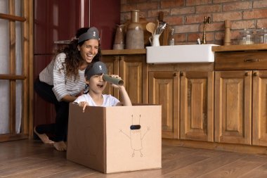 Mutlu Latin anne evde küçük kızıyla oynuyor.