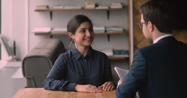 Glimlachende Indiase zakenvrouw houdt onderhandelingen met partner. — Stockvideo