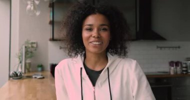 Mutlu genç Afrikalı Amerikalı kadın video görüşmesi yapıyor..