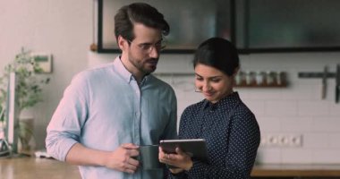 Kahve molasında online projeyi tartışan çok ırklı genç meslektaşlarım..