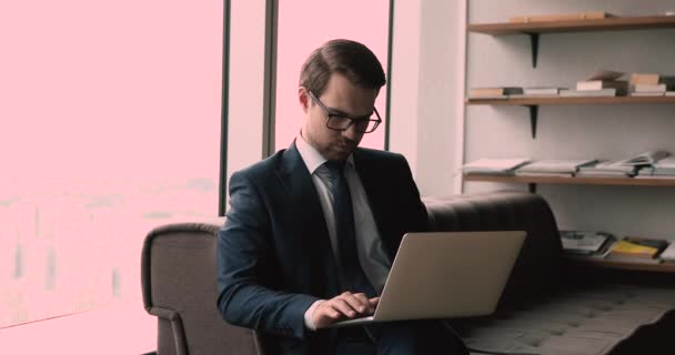 Boldog fiatal férfi vezérigazgató dolgozik a számítógép. — Stock videók