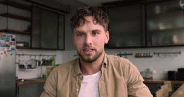 Milenyum adamı görüntülü konuşmanın tadını çıkarıyor..