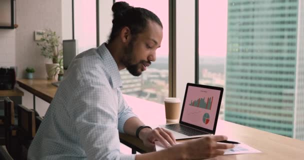 Koncentrerad ung afrikansk amerikansk affärsman som arbetar med dator. — Stockvideo