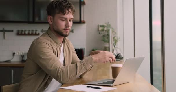 集中的千年男性企业家在计算机上工作的自由职业者. — 图库视频影像