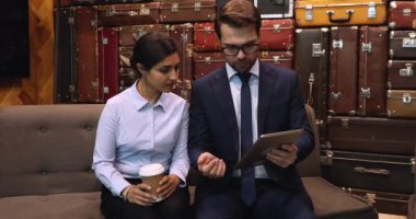 Hintli meslektaşımla çevrimiçi projeyi tartışan odaklanmış genç erkek yönetici.