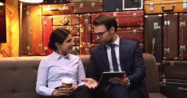 Genç ve mutlu bir iş adamı Hintli meslektaşıyla tokalaşıyor..
