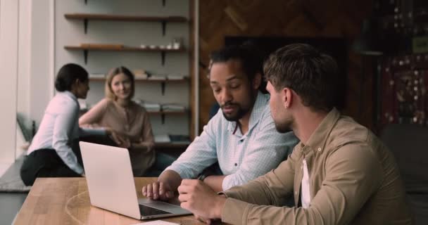 Zaměřeny dva muži smíšené rasy kolegové brainstorming projektové nápady. — Stock video