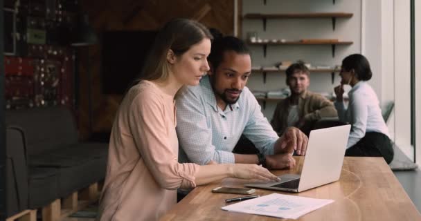 Qualifizierte junge afrikanisch-amerikanische Mitarbeiterin diskutiert Projekt mit Kollegin. — Stockvideo