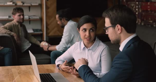 Focada jovem índio etnia empresária conversando com o parceiro masculino. — Vídeo de Stock