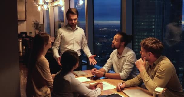 Joven 30s gerente ejecutivo jefe ejecutivo masculino liderando la reunión de negociaciones. — Vídeos de Stock