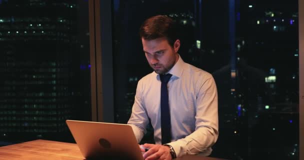 Pensivo 30 caucasiano masculino ceo trabalhando até tarde sozinho no escritório. — Vídeo de Stock