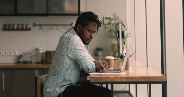 Focused young african american businessman working on computer. — Stock Video