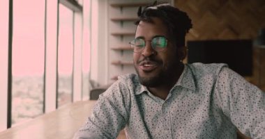 Web kamera görüntüsü mutlu genç Afrikalı adam video çağrısı tutuyor..